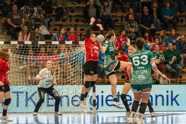 Giulia Guariero Thueringer HC, 13 and Haruno Sasaki Frisch Auf Goeppingen, 32 , Frisch Auf Goeppingen Women vs Thueringer HC, Handball, Bundesliga, 05 Matchday, Season 2025 2026, 11 10 2025, Frisch Auf Goeppingen Women vs Thueringer HC, Handball, Bundesliga, 05 Matchday, Season 2025 2026, 11 10 2025 Goeppingen Copyright: xEibner-Pressefoto MaxxVogelx EP_MVL