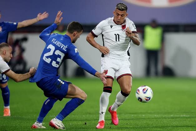 Serbia vs Albania, Group K World Cup 2026 European Qualifiers Leskovac, Serbia. 11th Oct, 2025. Serbia s Dusan Vlahovic (L) vies with Albania s Myrto Uzuni (R) during the Group K World Cup 2026 European Qualifiers football match between Serbia and Albania on October 11. 2025. in Leskovac, Serbia. Leskovac Serbia Copyright: xPedjaxMilosavljevic STARSPORTx