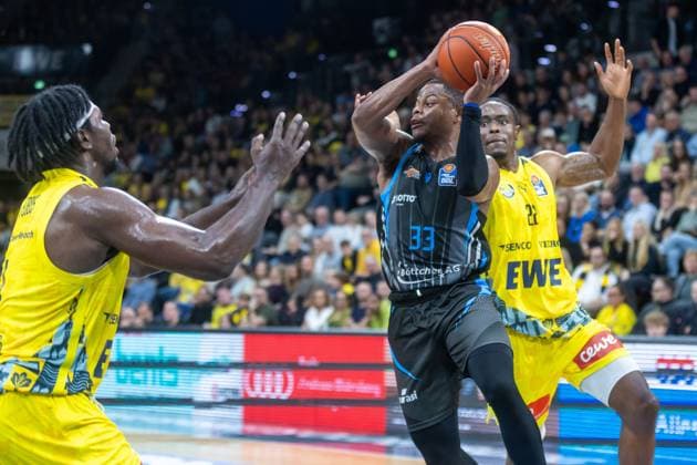 Oldenburg, Lower Saxony, DEU, 11 10 2025, Eric Washington center, Science City Jena , Brian Fobbs left, EWE Baskets Oldenburg and Eral Penn right, EWE Baskets Oldenburg EWE Baskets Oldenburg vs Science City Jena 1 Basketball Bundesliga Season 2025 2026, Matchday 4, Grosse EWE Arena EWE Baskets Oldenburg vs Science City Jena www.andreas-burmann.de