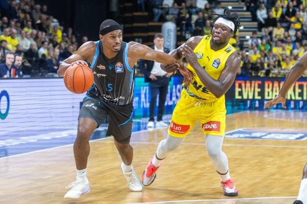 Oldenburg, Lower Saxony, DEU, 11 10 2025, Chris Carter left, Science City Jena and Brian Fobbs right, EWE Baskets Oldenburg EWE Baskets Oldenburg vs Science City Jena 1 Basketball Bundesliga Season 2025 2026, Matchday 4, Grosse EWE Arena EWE Baskets Oldenburg vs Science City Jena www.andreas-burmann.de