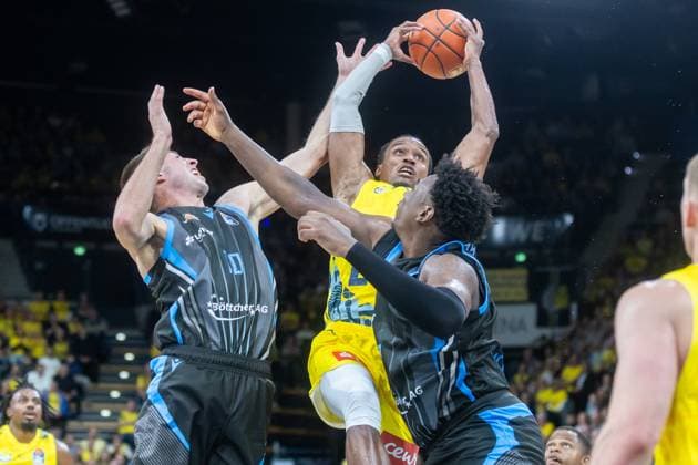 Oldenburg, Lower Saxony, DEU, 11 10 2025, James Woodard center, EWE Baskets Oldenburg , Joe Wieskamp left, Science City Jena and Great Osobor right, Science City Jena EWE Baskets Oldenburg vs Science City Jena 1 Basketball Bundesliga Season 2025 2026, Matchday 4, Grosse EWE Arena EWE Baskets Oldenburg vs Science City Jena www.andreas-burmann.de