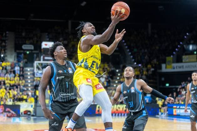 Oldenburg, Lower Saxony, DEU, 11 10 2025, Christopher Clemons center, EWE Baskets Oldenburg , Great Osobor left, Science City Jena and Eric Washington right, Science City Jena EWE Baskets Oldenburg vs Science City Jena 1 Basketball Bundesliga Season 2025 2026, Matchday 4, Grosse EWE Arena EWE Baskets Oldenburg vs Science City Jena www.andreas-burmann.de