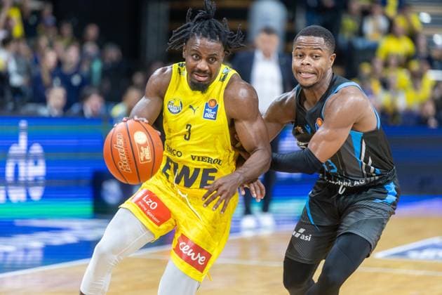 Oldenburg, Lower Saxony, DEU, 11 10 2025, Christopher Clemons left, EWE Baskets Oldenburg and Eric Washington right, Science City Jena EWE Baskets Oldenburg vs Science City Jena 1 Basketball Bundesliga Season 2025 2026, Matchday 4, Grosse EWE Arena EWE Baskets Oldenburg vs Science City Jena www.andreas-burmann.de