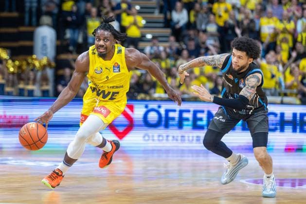 Oldenburg, Lower Saxony, DEU, 11 10 2025, Christopher Clemons left, EWE Baskets Oldenburg and Tavian Dunn Martin right, Science City Jena EWE Baskets Oldenburg vs Science City Jena 1 Basketball Bundesliga Season 2025 2026, Matchday 4, Grosse EWE Arena EWE Baskets Oldenburg vs Science City Jena www.andreas-burmann.de