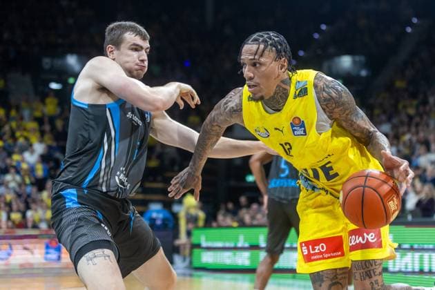 Oldenburg, Lower Saxony, DEU, 11 10 2025, Michale Kyser right, EWE Baskets Oldenburg and Lorenz Bank left, Science City Jena EWE Baskets Oldenburg vs Science City Jena 1 Basketball Bundesliga Season 2025 2026, Matchday 4, Big EWE Arena EWE Baskets Oldenburg vs Science City Jena www.andreas-burmann.de