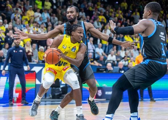 Oldenburg, Lower Saxony, DEU, 11 10 2025, James Woodard center, EWE Baskets Oldenburg , Eric Washington right, Science City Jena and Keith Braxton JR left, Science City Jena EWE Baskets Oldenburg vs Science City Jena 1 Basketball Bundesliga Season 2025 2026, Matchday 4, Grosse EWE Arena EWE Baskets Oldenburg vs Science City Jena www.andreas-burmann.de