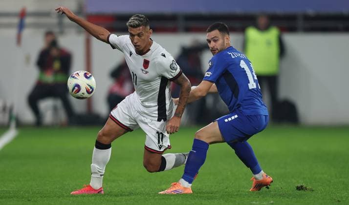 Serbia vs Albania, Group K World Cup 2026 European Qualifiers Leskovac, Serbia. 11th Oct, 2025. Serbia s Andrija Zivkovic (R) vies with Albania s Myrto Uzuni (L) during the Group K World Cup 2026 European Qualifiers football match between Serbia and Albania on October 11. 2025. in Leskovac, Serbia. Leskovac Serbia Copyright: xPedjaxMilosavljevic STARSPORTx