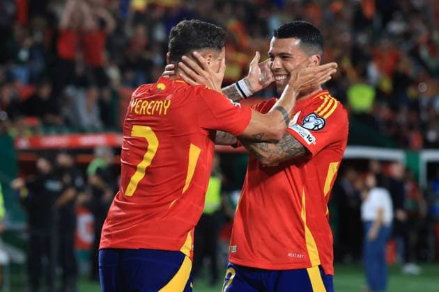 Spain - 2026 FIFA World Cup, WM, Weltmeisterschaft, Fussball Qualifying Group E - Spain vs Georgia - 11 10 2025 SPAIN, ELCHE, OCTOBER 11. Yeremy Pino of Spain celebrates with Pedro Porro of Spain after scoring his team s opening goal during the 2026 FIFA World Cup qualifying Group E football match between Spain and Georgia, on October 11, 2025 at Estadio Manuel Martinez Valero in Elche, Spain. Photo by Manuel Blondeau AOP.Press Elche Estadio Manuel Martinez Valero Andalucia Spain Copyright: x ManuelxBlondeau AOP.Pressx AOP20251011-0006