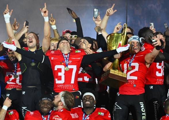Award ceremony, Potsdam became German champion and celebrates with the Bowl, Potsdam Royals against Dresden Monarchs, GFL Bowl, German Bowl, Final for the German Championship, American Football, German Football League, GFL, Dresden, Season 2025, Rudlof Harbig Stadium Dresden, 11 10 2025,