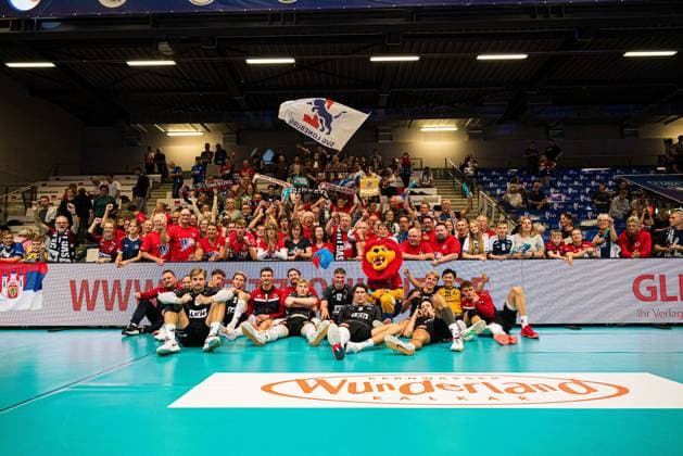 Volleyball I Men I Season 2025 2026 I Volleyball Bundesliga Ligacup I VfB Friedrichshafen SVG Lüenburg I 11 10 2025 Team photo of SVG Lüneburg after the match with fans from the Lüneblock Copyright: xLobeca Bjorn-OlexKehmx