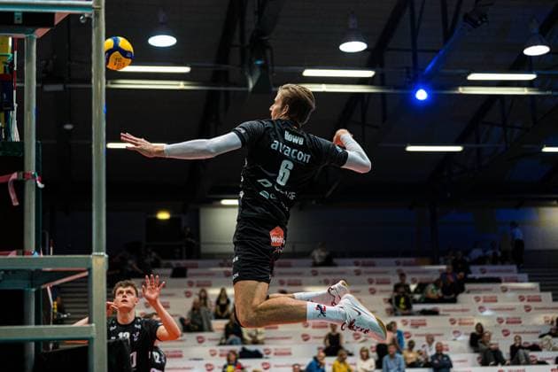 Volleyball I Men I Season 2025 2026 I Volleyball Bundesliga Ligacup I VfB Friedrichshafen SVG Lüenburg I 11 10 2025 Jackson Clifford Howe 6, SVG Lüneburg hitting the ball Copyright: xLobeca Bjorn-OlexKehmx