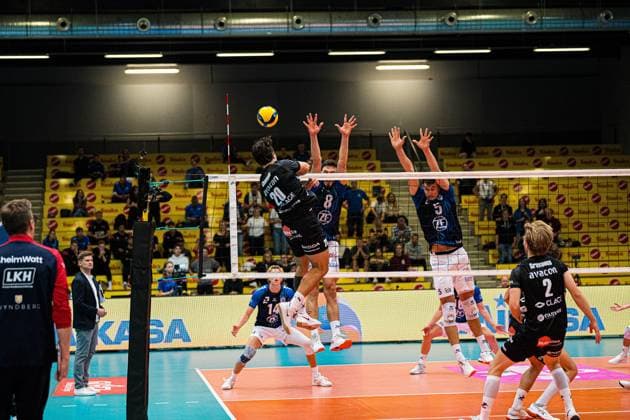 Volleyball I Men I Season 2025 2026 I Volleyball Bundesliga Ligacup I VfB Friedrichshafen SVG Lüenburg I 11 10 2025 Ethan Robert Champlin 20, SVG Lüneburg in attack against Aleksa Batak 8, VfB Friedrichshafen and Louis Kunstmann 5, VfB Friedrichshafen Copyright: xLobeca Bjorn-OlexKehmx