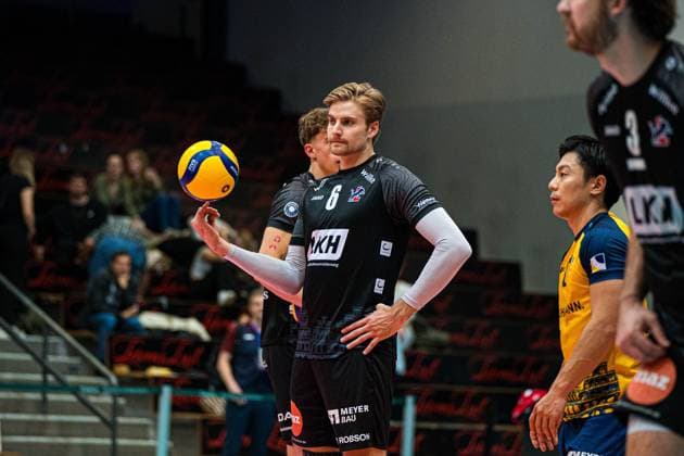 Volleyball I Men I Season 2025 2026 I Volleyball Bundesliga Ligacup I VfB Friedrichshafen SVG Lüenburg I 11 10 2025 Jackson Clifford Howe 6, SVG Lüneburg balances the ball Copyright: xLobeca Bjorn-OlexKehmx
