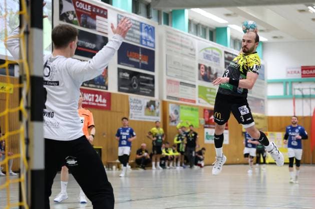 11.10.2025, Handball, Männer, 3. Liga Staffel Nord-Ost Saison 2025 2026, 8. Spieltag, SV 04 Plauen-Oberlosa - HSG Ostsee N G Tim Stäglich (SV Plauen-Oberlosa, 3) mit dem Wurf auf das Tor von Maximilian Minning (HSG Ostsee, 1) Plauen Kurt-Helbig-Sporthalle Sachsen Deutschland