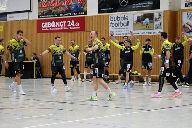 11.10.2025, Handball, Männer, 3. Liga Staffel Nord-Ost Saison 2025 2026, 8. Spieltag, SV 04 Plauen-Oberlosa - HSG Ostsee N G Spieler des SV Plauen-Oberlosa freuen sich über den Heimsieg Plauen Kurt-Helbig-Sporthalle Sachsen Deutschland
