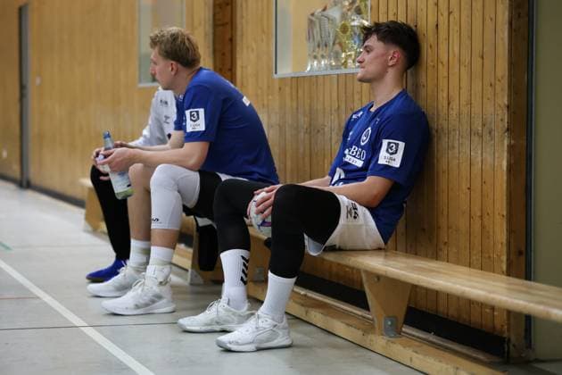 11.10.2025, Handball, Männer, 3. Liga Staffel Nord-Ost Saison 2025 2026, 8. Spieltag, SV 04 Plauen-Oberlosa - HSG Ostsee N G Enttäuschung bei der HSG Ostsee, von rechts: Nick Deleske, Lucas Harms, Maximilian Minning (verdeckt) Plauen Kurt-Helbig-Sporthalle Sachsen Deutschland