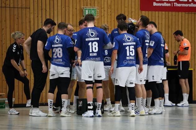 11.10.2025, Handball, Männer, 3. Liga Staffel Nord-Ost Saison 2025 2026, 8. Spieltag, SV 04 Plauen-Oberlosa - HSG Ostsee N G HSG Ostsee während einer Auszeit Plauen Kurt-Helbig-Sporthalle Sachsen Deutschland