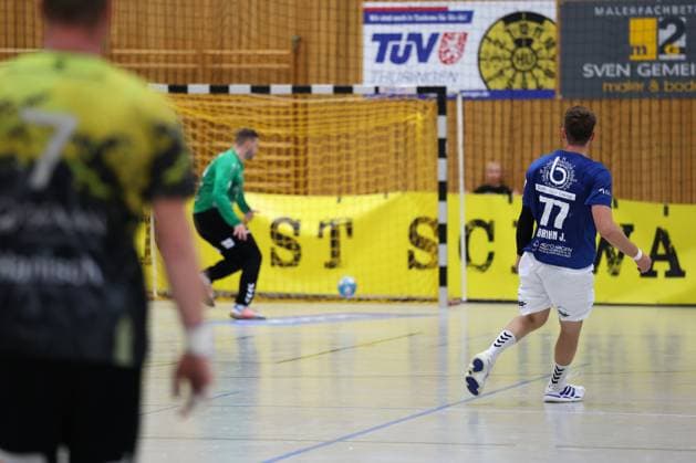 11.10.2025, Handball, Männer, 3. Liga Staffel Nord-Ost Saison 2025 2026, 8. Spieltag, SV 04 Plauen-Oberlosa - HSG Ostsee N G Jasper Bruhn (HSG Ostsee, 77) hat in das leere Tor von Plauen-Oberlosa getroffen Plauen Kurt-Helbig-Sporthalle Sachsen Deutschland