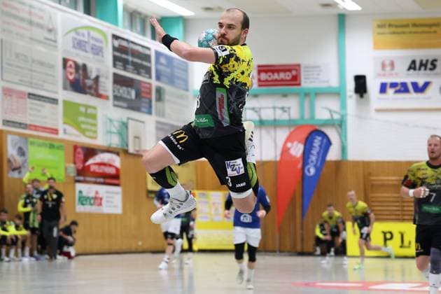 11.10.2025, Handball, Männer, 3. Liga Staffel Nord-Ost Saison 2025 2026, 8. Spieltag, SV 04 Plauen-Oberlosa - HSG Ostsee N G Tim Stäglich (SV Plauen-Oberlosa, 3) beim Sprungwurf Plauen Kurt-Helbig-Sporthalle Sachsen Deutschland