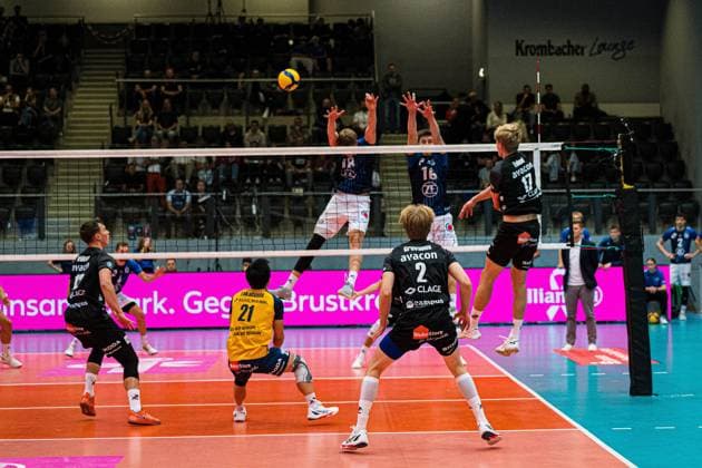 Volleyball I Men I Season 2025 2026 I Volleyball Bundesliga Ligacup I VfB Friedrichshafen SVG Lüenburg I 11 10 2025 Axel Valentin Enlund 17, SVG Lüneburg in attack against Simon Kohn 16, VfB Friedrichshafen and Simon Tabermann Uhrenholt 18, VfB Friedrichshafen Copyright: xLobeca Bjorn-OlexKehmx