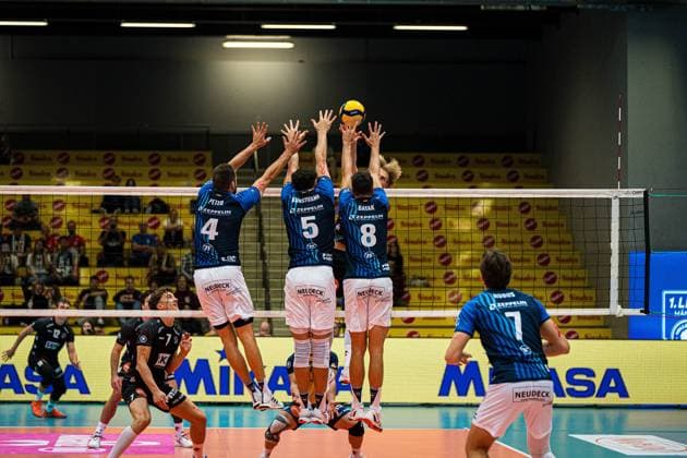 Volleyball I Men I Season 2025 2026 I Volleyball Bundesliga Ligacup I VfB Friedrichshafen SVG Lüenburg I 11 10 2025 Tim Peter 4, VfB Friedrichshafen , Louis Kunstmann 5, VfB Friedrichshafen and Aleksa Batak 8, VfB Friedrichshafen in the block against Daniel Gruvaeus 2, SVG Lüneburg Copyright: xLobeca Bjorn-OlexKehmx