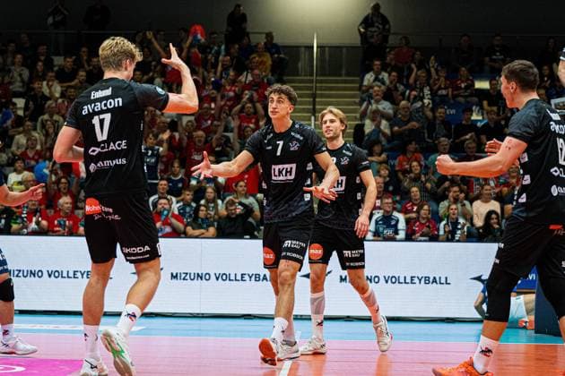 Volleyball I Men I Season 2025 2026 I Volleyball Bundesliga Ligacup I VfB Friedrichshafen SVG Lüenburg I 11 10 2025 Joscha Kunstmann 7, SVG Lüneburg cheers with Axel Valentin Enlund 17, SVG Lüneburg Copyright: xLobeca Bjorn-OlexKehmx