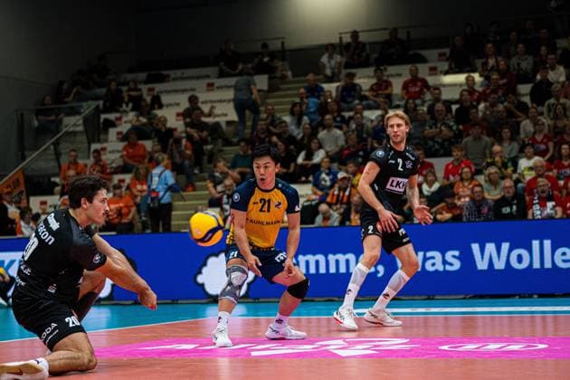Volleyball I Men I Season 2025 2026 I Volleyball Bundesliga Ligacup I VfB Friedrichshafen SVG Lüenburg I 11 10 2025 Ethan Robert Champlin 20, SVG Lüneburg in reception alongside Sho Takahashi 21, SVG Lüneburg and Daniel Gruvaeus 2, SVG Lüneburg Copyright: xLobeca Bjorn-OlexKehmx