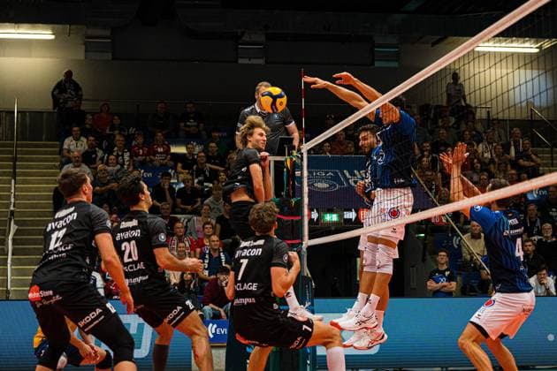 Volleyball I Men I Season 2025 2026 I Volleyball Bundesliga Ligacup I VfB Friedrichshafen SVG Lüenburg I 11 10 2025 Louis Kunstmann 5, VfB Friedrichshafen in the block against Daniel Gruvaeus 2, SVG Lüneburg Copyright: xLobeca Bjorn-OlexKehmx