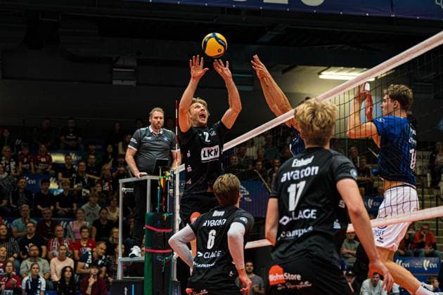 Volleyball I Men I Season 2025 2026 I Volleyball Bundesliga Ligacup I VfB Friedrichshafen SVG Lüenburg I 11 10 2025 Daniel Gruvaeus 2, SVG Lüneburg in the service Copyright: xLobeca Bjorn-OlexKehmx