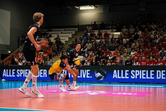 Volleyball I Men I Season 2025 2026 I Volleyball Bundesliga Ligacup I VfB Friedrichshafen SVG Lüenburg I 11 10 2025 Sho Takahashi 21, SVG Lüneburg in reception Copyright: xLobeca Bjorn-OlexKehmx