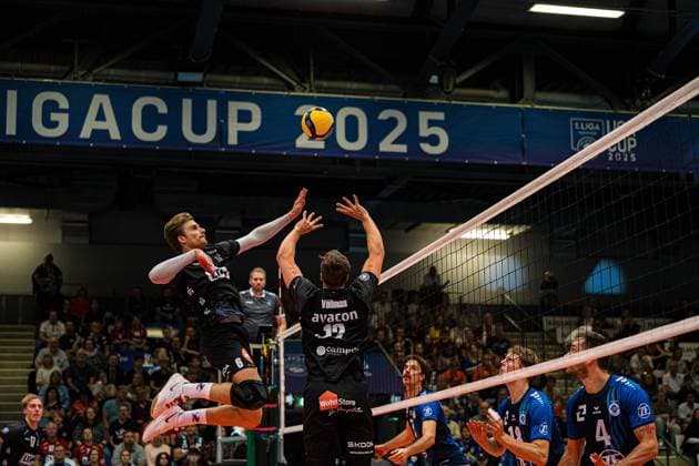 Volleyball I Men I Season 2025 2026 I Volleyball Bundesliga Ligacup I VfB Friedrichshafen SVG Lüenburg I 11 10 2025 Jackson Clifford Howe 6, SVG Lüneburg in attack after a pass from Santeri Riku Matias Välimaa 12, SVG Lüneburg Copyright: xLobeca Bjorn-OlexKehmx