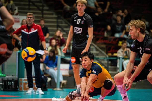 Volleyball I Men I Season 2025 2026 I Volleyball Bundesliga Ligacup I VfB Friedrichshafen SVG Lüenburg I 11 10 2025 Sho Takahashi 21, SVG Lüneburg in reception Copyright: xLobeca Bjorn-OlexKehmx