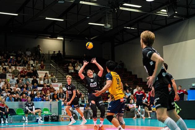 Volleyball I Men I Season 2025 2026 I Volleyball Bundesliga Ligacup I VfB Friedrichshafen SVG Lüenburg I 11 10 2025 Santeri Riku Matias Välimaa 12, SVG Lüneburg in the service game Copyright: xLobeca Bjorn-OlexKehmx