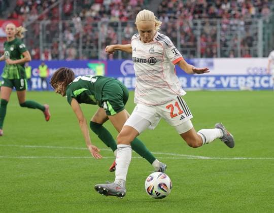 Pernille Harder FC Bayern Muenchen prevails against Joelle Wedemeyer VfL Wolfsburg Football, Women, Season 2025 2026, 1 League, Google Pixel Women Bundesliga, VfL Wolfsburg vs FC Bayern Muenchen, 1 3 DFL REGULATIONS PROHIBIT ANY USE OF PHOTOGRAPHS AS IMAGE SEQUENCES AND OR QUASI VIDEO