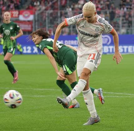 Pernille Harder FC Bayern Muenchen prevails against Joelle Wedemeyer VfL Wolfsburg Football, Women, Season 2025 2026, 1 League, Google Pixel Women Bundesliga, VfL Wolfsburg vs FC Bayern Muenchen, 1 3 DFL REGULATIONS PROHIBIT ANY USE OF PHOTOGRAPHS AS IMAGE SEQUENCES AND OR QUASI VIDEO