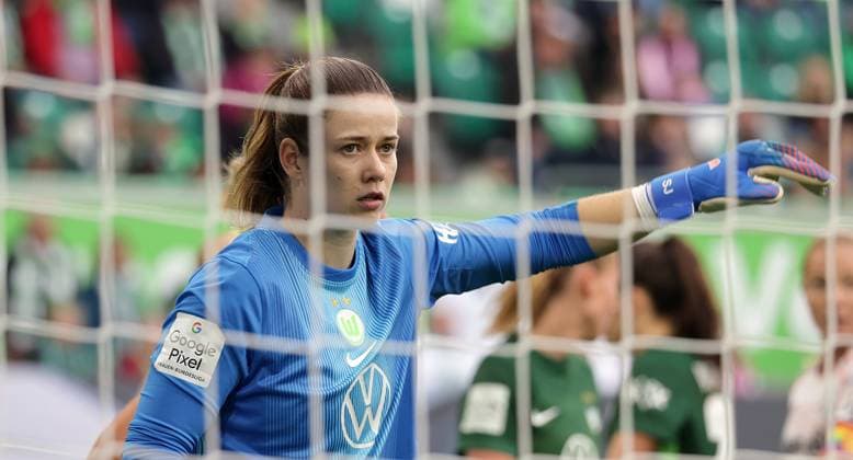 Stina Johannes VfL Wolfsburg Football, Women, Season 2025 2026, 1 Liga, Google Pixel Women Bundesliga, VfL Wolfsburg vs FC Bayern Muenchen, 1 3 DFL REGULATIONS PROHIBIT ANY USE OF PHOTOGRAPHS AS IMAGE SEQUENCES AND OR QUASI VIDEO