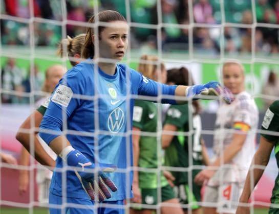 Stina Johannes VfL Wolfsburg Football, Women, Season 2025 2026, 1 Liga, Google Pixel Women Bundesliga, VfL Wolfsburg vs FC Bayern Muenchen, 1 3 DFL REGULATIONS PROHIBIT ANY USE OF PHOTOGRAPHS AS IMAGE SEQUENCES AND OR QUASI VIDEO