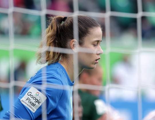 Stina Johannes VfL Wolfsburg Football, Women, Season 2025 2026, 1 Liga, Google Pixel Women Bundesliga, VfL Wolfsburg vs FC Bayern Muenchen, 1 3 DFL REGULATIONS PROHIBIT ANY USE OF PHOTOGRAPHS AS IMAGE SEQUENCES AND OR QUASI VIDEO