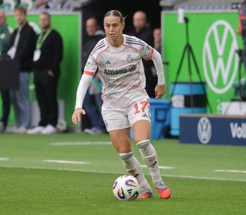 Klara Buehl FC Bayern Muenchen on the ball Football, Women, Season 2025 2026, 1 Liga, Google Pixel Women Bundesliga, VfL Wolfsburg vs FC Bayern Muenchen, 1 3 DFL REGULATIONS PROHIBIT ANY USE OF PHOTOGRAPHS AS IMAGE SEQUENCES AND OR QUASI VIDEO