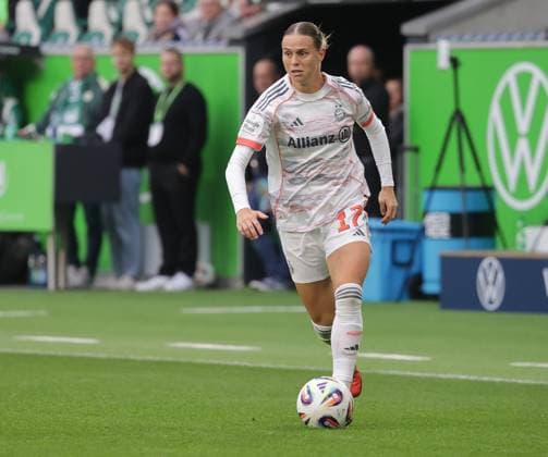 Klara Buehl FC Bayern Muenchen on the ball Football, Women, Season 2025 2026, 1 Liga, Google Pixel Women Bundesliga, VfL Wolfsburg vs FC Bayern Muenchen, 1 3 DFL REGULATIONS PROHIBIT ANY USE OF PHOTOGRAPHS AS IMAGE SEQUENCES AND OR QUASI VIDEO