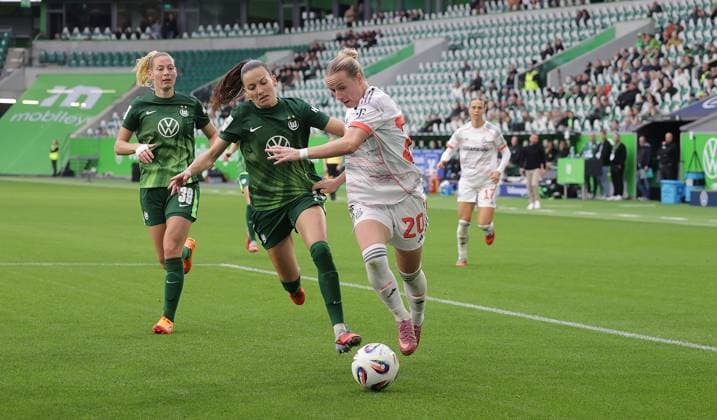 Duel between Joelle Wedemeyer VfL Wolfsburg and Franziska Kett FC Bayern Muenchen Football, Women, Season 2025 2026, 1 League, Google Pixel Women Bundesliga, VfL Wolfsburg vs FC Bayern Muenchen, 1 3 DFL REGULATIONS PROHIBIT ANY USE OF PHOTOGRAPHS AS IMAGE SEQUENCES AND OR QUASI VIDEO