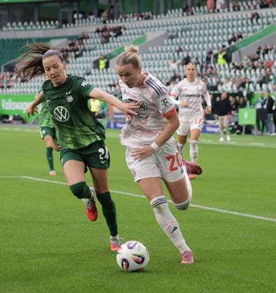 Duel between Joelle Wedemeyer VfL Wolfsburg and Franziska Kett FC Bayern Muenchen Football, Women, Season 2025 2026, 1 League, Google Pixel Women Bundesliga, VfL Wolfsburg vs FC Bayern Muenchen, 1 3 DFL REGULATIONS PROHIBIT ANY USE OF PHOTOGRAPHS AS IMAGE SEQUENCES AND OR QUASI VIDEO