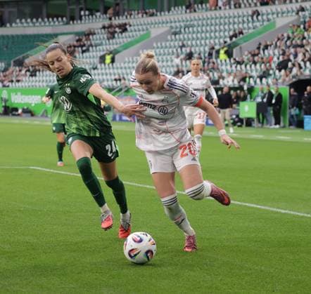 Duel between Joelle Wedemeyer VfL Wolfsburg and Franziska Kett FC Bayern Muenchen Football, Women, Season 2025 2026, 1 League, Google Pixel Women Bundesliga, VfL Wolfsburg vs FC Bayern Muenchen, 1 3 DFL REGULATIONS PROHIBIT ANY USE OF PHOTOGRAPHS AS IMAGE SEQUENCES AND OR QUASI VIDEO