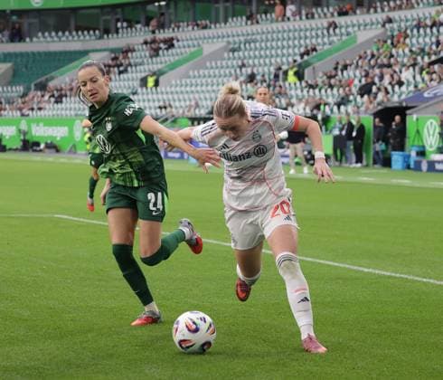 Duel between Joelle Wedemeyer VfL Wolfsburg and Franziska Kett FC Bayern Muenchen Football, Women, Season 2025 2026, 1 League, Google Pixel Women Bundesliga, VfL Wolfsburg vs FC Bayern Muenchen, 1 3 DFL REGULATIONS PROHIBIT ANY USE OF PHOTOGRAPHS AS IMAGE SEQUENCES AND OR QUASI VIDEO