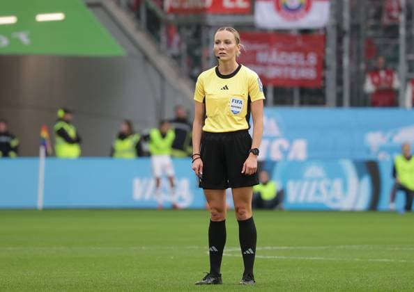Referee Fabienne Michel Soccer, Women, Season 2025 2026, 1 League, Google Pixel Women Bundesliga, VfL Wolfsburg vs FC Bayern Muenchen, 1 3 DFL REGULATIONS PROHIBIT ANY USE OF PHOTOGRAPHS AS IMAGE SEQUENCES AND OR QUASI VIDEO
