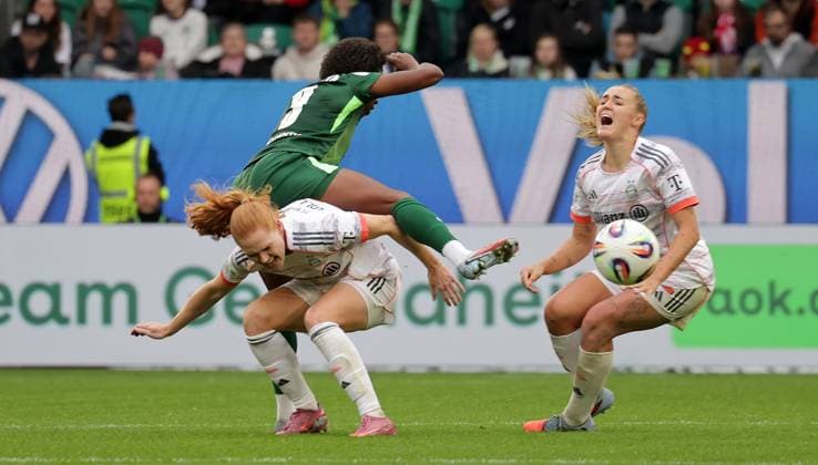 Stine Ballisager FC Bayern Muenchen , Lineth Beerensteyn VfL Wolfsburg , Georgia Stanway FC Bayern Muenchen , v l Soccer, Women, Season 2025 2026, 1 League, Google Pixel Women Bundesliga, VfL Wolfsburg vs FC Bayern Muenchen, 1 3 DFL REGULATIONS PROHIBIT ANY USE OF PHOTOGRAPHS AS IMAGE SEQUENCES AND OR QUASI VIDEO