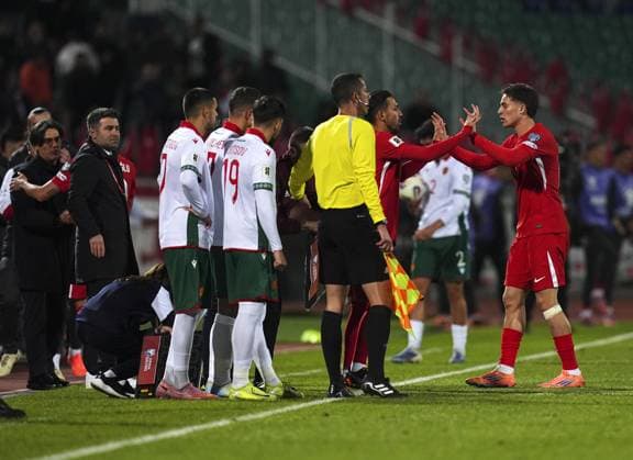 Bulgaria v Turkiye - 2026 FIFA World Cup, WM, Weltmeisterschaft, Fussball European Qualifiers SOFIA, BULGARIA - OCTOBER 11: Irfan Can Kahveci (2nd R) of Turkiye substitutes Kenan Yildiz (R) during the 2026 FIFA World Cup European Qualifier Group E match between Bulgaria and Turkiye at Vasil Levski National Stadium in Sofia, Bulgaria on October 11, 2025. Mehmet Emin Menguarslan Anadolu Sofia Bulgaria. Editorial use only. Please get in touch for any other usage.  Copyright: x2025xAnadoluxMehmetxEminxMenguarslanx