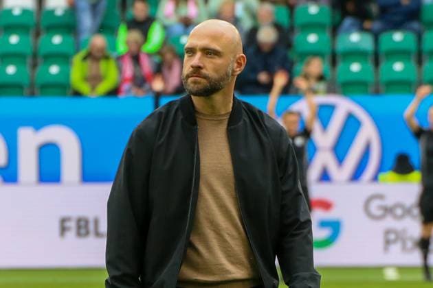 10 10 2025, xgrfx, Soccer Google Pixel Women Bundesliga, VfL Wolfsburg FC Bayern Munich v l Stephan Lerch VfL Wolfsburg DFL DFB REGULATIONS PROHIBIT ANY USE OF PHOTOGRAPHS as IMAGE SEQUENCES and or QUASI VIDEO Wolfsburg