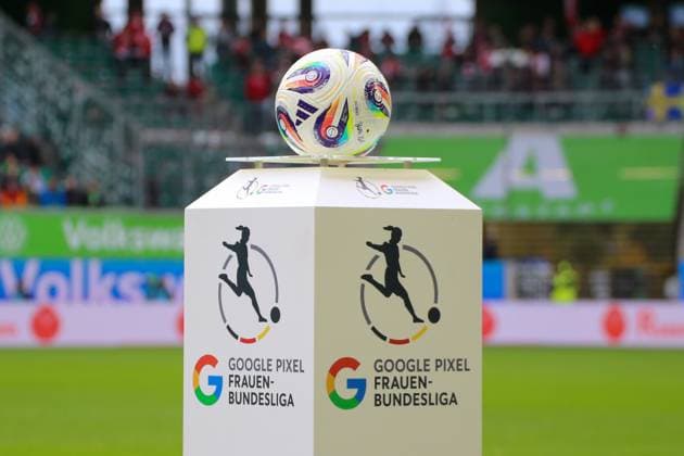 10 10 2025, xgrfx, Soccer Google Pixel Women Bundesliga, VfL Wolfsburg FC Bayern Munich v l Symbolbild, Symbolfoto Google Pixel Women Bundesliga DFL DFB REGULATIONS PROHIBIT ANY USE OF PHOTOGRAPHS as IMAGE SEQUENCES and or QUASI VIDEO Wolfsburg