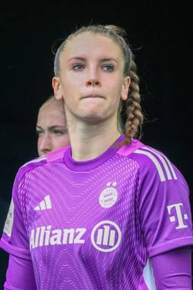 10 10 2025, xgrfx, Soccer Google Pixel Women Bundesliga, VfL Wolfsburg FC Bayern Munich v l Ena Mahmutovic FC Bayern Munich DFL DFB REGULATIONS PROHIBIT ANY USE OF PHOTOGRAPHS as IMAGE SEQUENCES and or QUASI VIDEO Wolfsburg